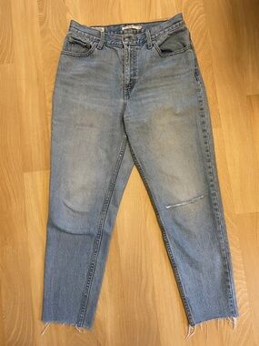 Levi’s Light Wash Distressed Mom Jeans with Frayed Hem Size 29